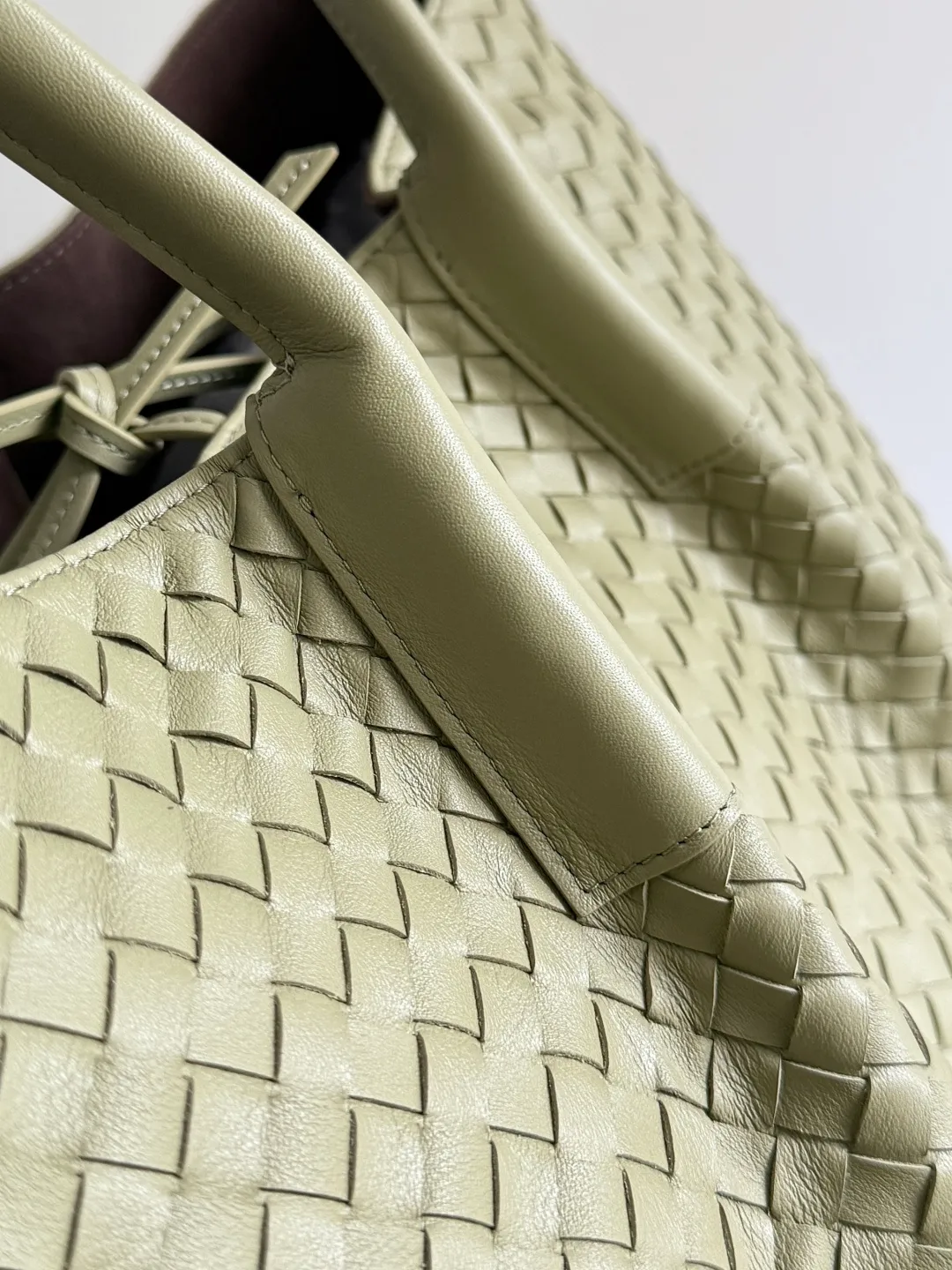 Batch 2660 Bottega Veneta 2025 new product PINACOTECA bag, iconic weaving process, skillfully crafted with 10mm Intrecciato process and equipped with suede lining. Four small strips of leather add character to the design and make the bag more stable. Relaxed yet sophisticated, casual yet refined, suede lining and double-sided design, suitable for shoulder and hand carry. The four straps can be adjusted into different shapes. One pack can be switched between two uses, easily integrating into your daily rhythm. Style number: 817166 Size: 43*23*17.5cm